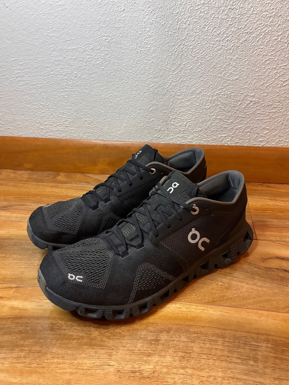 On Cloud X Women’s Athletic Running Training Sneaker Shoes, black - size 9.5